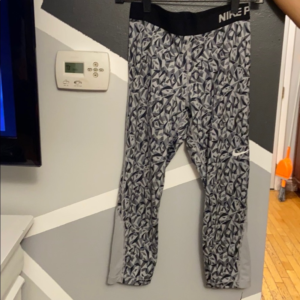 NIKE PRO — capri — geometric pattern